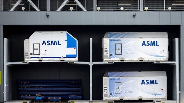 2024年3月27日荷蘭費爾德霍芬的照片顯示了荷蘭科技巨擘ASML的貨櫃。 ASML是半導體產業晶片製造設備的供應商，也是全球領先的尖端半導體晶片製造設備製造商之一。(ROB ENGELAAR/ANP/AFP via Getty Images)