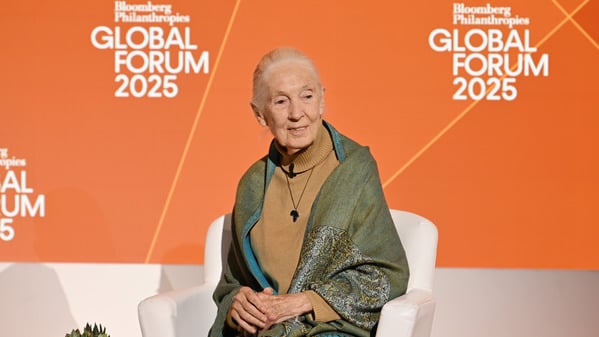 2025年9月24日：珍古德在紐約市廣場飯店舉行的2025年彭博慈善全球論壇上發表演說。 
