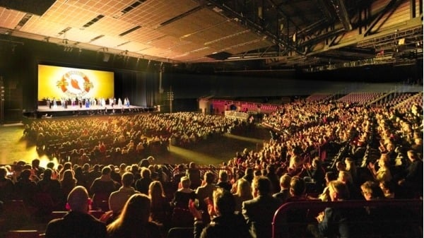 2025年12月18日，神韻國際藝術團在阿姆內維爾大劇院的演出爆滿。（Epoch Times）