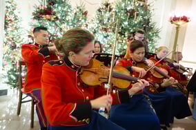 遠離家鄉駐外美軍這樣度過2025聖誕(圖)