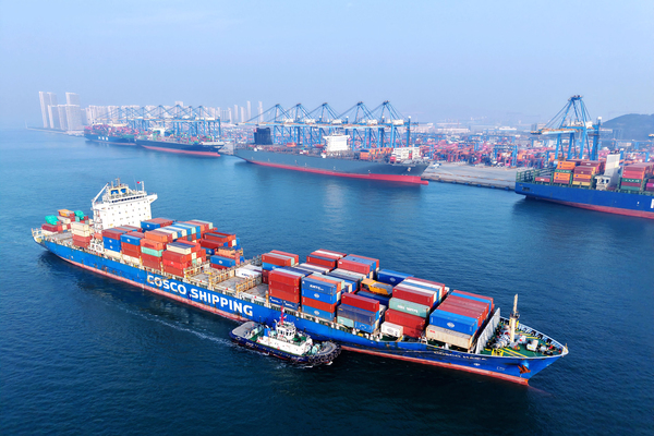2025年3月9日，一艘集装箱船驶离中国东部山东省青岛港。