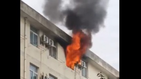 传西安科大宿舍突发大火火势凶猛有学生跳楼(组图)