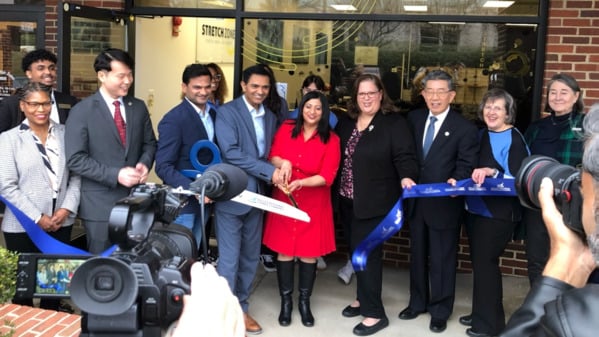 业主斯里莱卡・雷迪・帕勒（Srilekha Reddy Palle）博士与嘉宾们在Stretch Zone Centreville的开幕式上共同剪䌽。当天出席的贵宾包括弗州州参众议员，及郡议员等