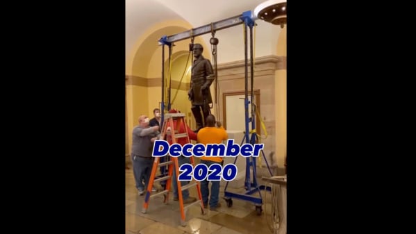 2020年12月，原本代表弗州的罗伯特・E・李将军（Robert E. Lee）的雕像被从美国国会大厦解放厅中移除