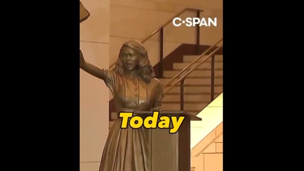 替代李将军雕像的芭芭拉・罗斯・约翰斯（Barbara Rose Johns）雕像12月16日在美国国会大厦解放厅内揭幕