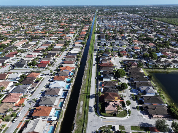 2025年8月1日，佛罗里达州迈阿密独栋住宅的鸟瞰图。