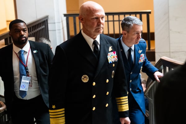 2025年12月4日：美國參謀長聯席會議主席丹．凱恩將軍（Dan Caine，身穿藍色制服）陪同海軍上將弗蘭克．布拉德利（Frank Bradley）前往國會山，參加與國會議員舉行的閉門機密會議。