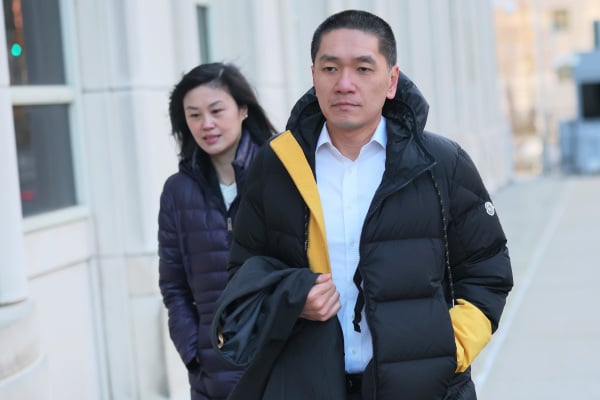 2025年11月24日，孙雯（Linda Sun）和她的丈夫胡骁（Chris Hu）抵达纽约东区联邦地区法院。她目前正在接受审判，被控担任未注册的中国代理人。