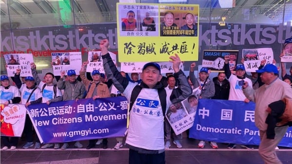 紐約中領館投影抗議參與者王永紅的反共歷程(圖)