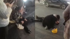 江西轎車突然衝撞電動車人群多人受傷(圖)