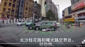 慘烈：長沙汽車高速闖紅燈多行人被撞飛(圖)