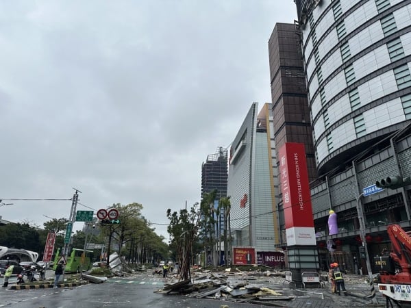 台中市西屯區新光三越台中中港店13日近午發生氣爆，現場滿目瘡痍，碎裂物噴發掉落至下方鄰近馬路。