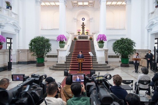 赖总统今天上午召开今年首次国安高层会议，他会后在总统府敞厅发表谈话，针对美台关系、半导体发展以及两岸关系，提出国家策略方案。