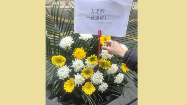 12日，温州百里路小学的方教师上吊身亡，有人在校门口送花悼念。