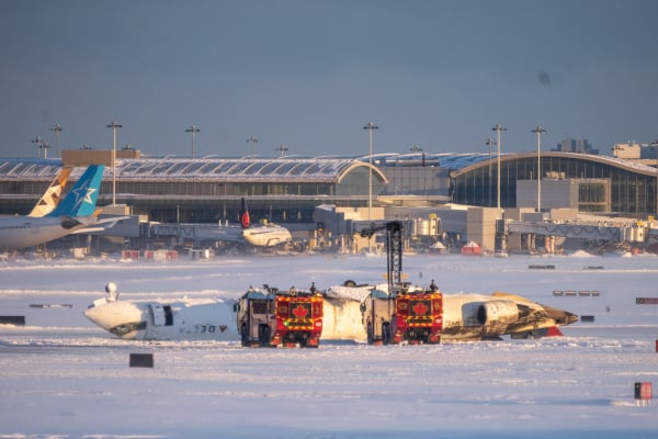 2025年2月17日，在加拿大多倫多皮爾遜國際機場，急救人員在達美航空客機翻覆現場救援。