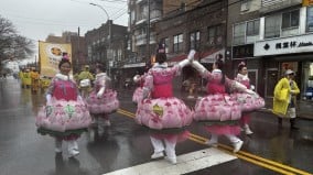 紐約千人大遊行在風雨中送上祝福和問候(組圖)