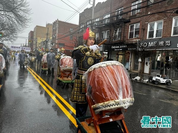 2025年2月16日，美国纽约上千名法轮功学员不惧风雨与严寒，在布碌仑华人社区举行盛大游行