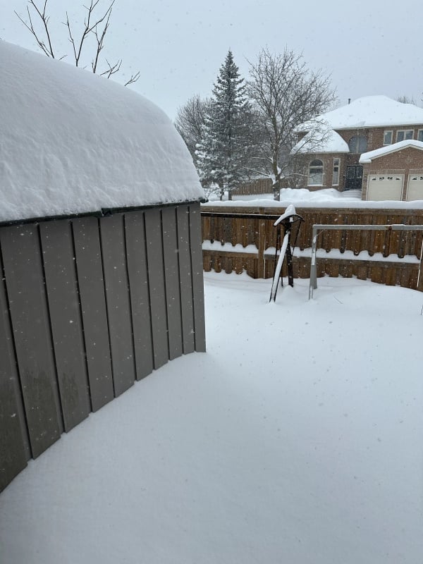 家家戶戶、高低錯落的屋頂，近處的小房屋好象一個個雪丘，遠處的樓群仿佛連綿的山巒，從近到遠，白皚皚一片，直到天邊。