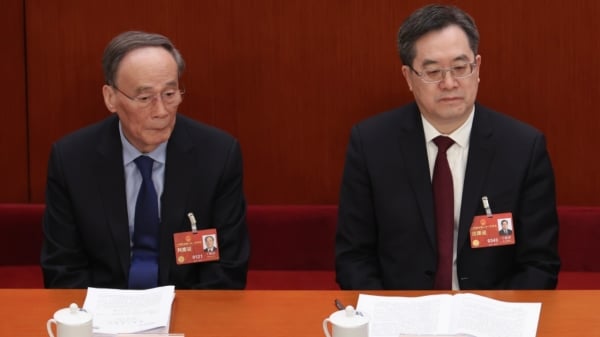 中国国家副主席王岐山（左）和政治局常委丁薛祥（右）于 2023 年 3 月 5 日在中国北京人民大会堂出席了第十四届全国人民代表大会第一次会议开幕式。（图片来源：Lintao Zhang/Getty Images ）