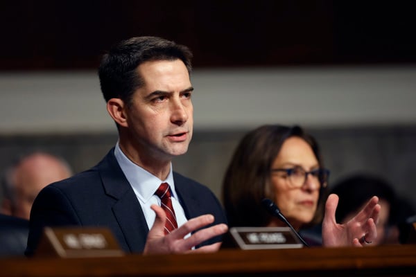 2025年1月14日，美國參議員科頓（Tom Cotton）在參議院軍事部門確認聽證會上向國防部長候選人黑格塞斯（Pete Hegseth）提問。