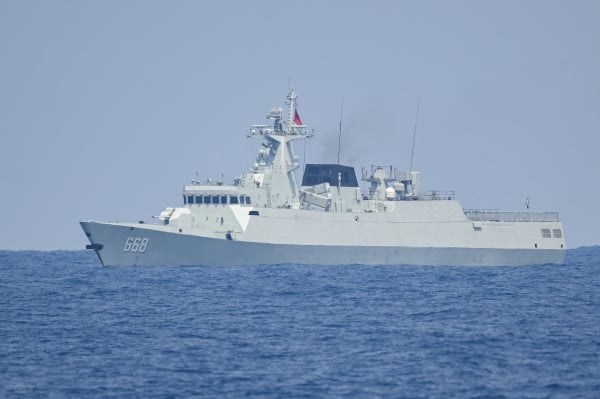 2024年5月16日，一艘中共海軍艦艇在有爭議的南海附近航行。