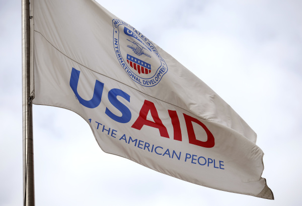 2025年2月3日：一面旗幟飄揚在美國國際開發署（USAID）總部外。