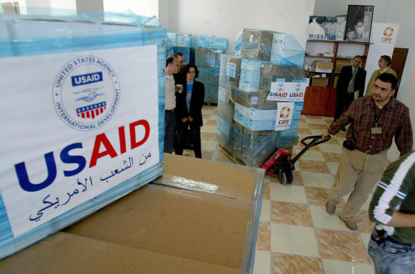 2006年5月10日，美國國際開發署（USAID）工作人員在約旦河西岸城市拉馬拉的國際關懷協會（CARE international）倉庫內，準備裝載兩輛卡車的醫療援助物資，這些物資將被運往加沙地帶。