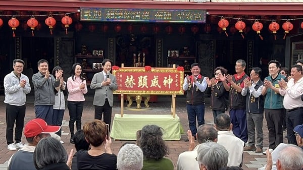 总统赖清德（持麦克风者）22日下午前往台东县鹿野乡永安圣安宫献匾、揭匾，兑现选前承诺，受到当地乡亲欢迎。