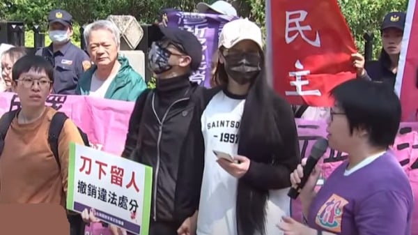 3月25日，中配亞亞召開記者會，要求台灣移民署撤銷行政處分。