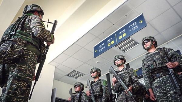 戒护营官兵领取装备集合。