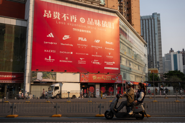 2025年4月3日，川普宣布加征关税的第二天，中国深圳，一家直销店外展示着各种外国品牌标识。