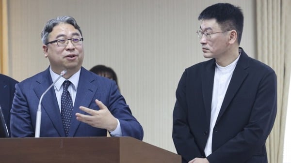 立法院內政委員會1日審查國家安全法部分條文修正草案，法務部次長黃世杰（左）、陸委會副主委梁文傑（右）列席備詢。（圖片來源：中央社）