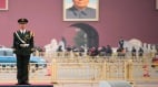 后果严重去天安门看升旗看干尸与纪念碑和毛像合影(图)
