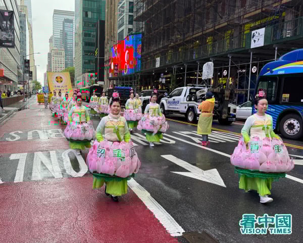 2025年5月9日，大紐約地區部分法輪功學員近五千人聚集在紐約曼哈頓，舉行了「普天同慶世界法輪大法日」遊行慶祝活動