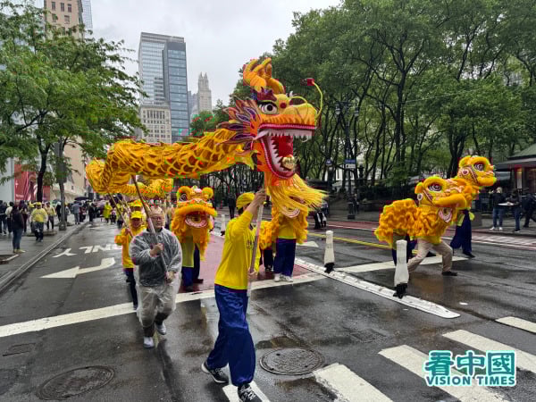 2025年5月9日，大紐約地區部分法輪功學員近五千人聚集在紐約曼哈頓，舉行了「普天同慶世界法輪大法日」遊行慶祝活動