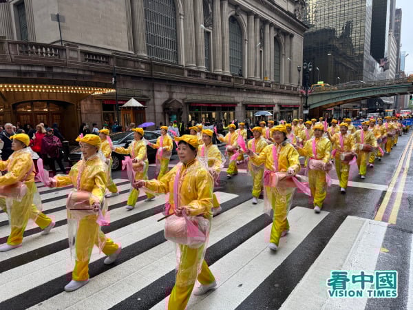 2025年5月9日，大紐約地區部分法輪功學員近五千人聚集在紐約曼哈頓，舉行了「普天同慶世界法輪大法日」遊行慶祝活動