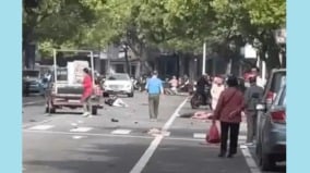山東恐怖死亡車禍：轎車撞飛電動車再撞兩輛三輪車(圖)
