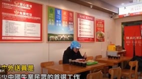 中国2亿零工拚生存美媒揭外送员靠“爱心餐”求温饱(图视频)