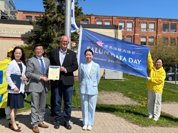 2025年5月12日，加拿大安省奧里利亞市舉行法輪大法日升旗儀式，市長（左三）現場向法輪功學員褒獎。（看中國特約攝影Michelle攝）