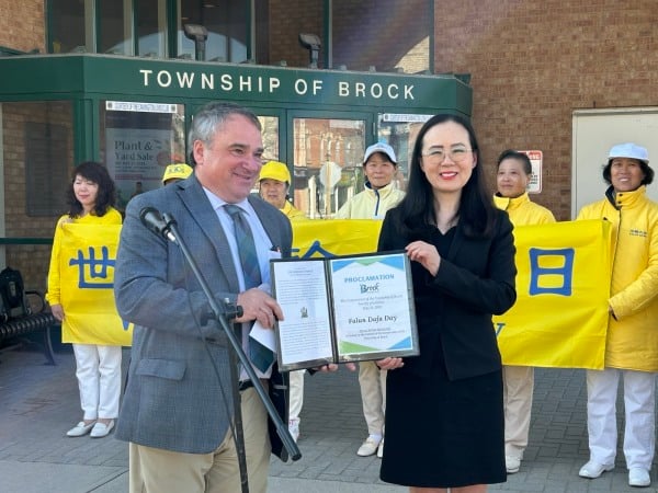 2025年5月12日，加拿大安省Brock市舉行法輪大法日升旗儀式，市長（左）現場向法輪功學員褒獎。（看中國特約攝影Michelle攝）