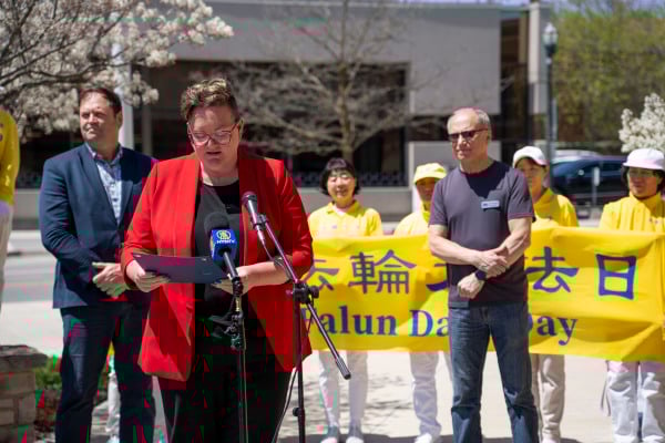 2025年5月12日，加拿大安省奧蘭治維爾鎮（Orangeville）舉行法輪大法日升旗儀式，圖為市長在儀式上發言。（看中國特約攝影Evan攝）