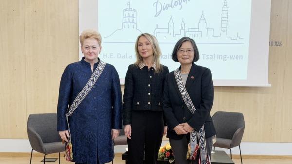 前總統蔡英文（右）12日於立陶宛維爾紐斯大學發表公開演說，演講後維爾紐斯大學致贈立陶宛傳統服裝裝飾，並與前立陶宛總統格里包斯凱特（左）合影留 念。（圖片來源：中央社）