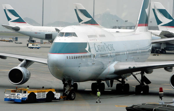 2007年2月21日，地勤人員正在香港國際機場（HKIA）牽引一架國泰航空的飛機。