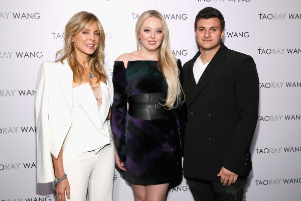 （左起）瑪拉-梅普爾斯（Marla Maples）、蒂芙尼-特朗普（Tiffany Trump）和邁克爾-布洛斯（Michael Boulos）在紐約時裝週期間的王陶瑞時裝秀後臺