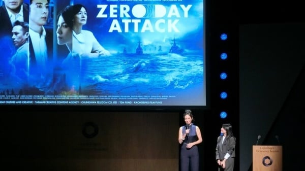 台劇「零日攻擊」13日在丹麥哥本哈根首映，編劇鄭心媚（右）與演員謝怡芬到場與觀眾互動。