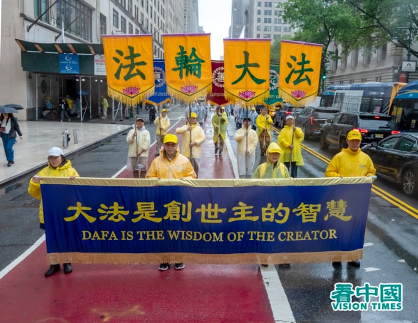 2025年5月9日，大紐約地區近五千名法輪功學員聚集在紐約曼哈頓，舉行「普天同慶世界法輪大法日」遊行慶祝活動。（看中國攝影：Leo Li）