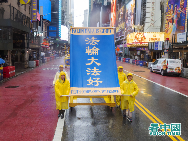 2025年5月9日，大紐約地區近五千名法輪功學員聚集在紐約曼哈頓，舉行「普天同慶世界法輪大法日」遊行慶祝活動。（看中國攝影：Leo Li）
