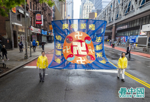 2025年5月9日，大紐約地區近五千名法輪功學員聚集在紐約曼哈頓，舉行「普天同慶世界法輪大法日」遊行慶祝活動。（看中國攝影：Leo Li）