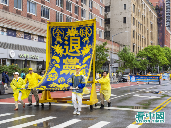 2025年5月9日，大紐約地區近五千名法輪功學員聚集在紐約曼哈頓，舉行「普天同慶世界法輪大法日」遊行慶祝活動。（看中國攝影：Leo Li）