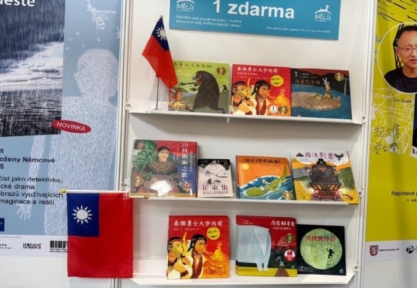 布拉格國際書展總監奧爾證實，中方再次提出政治性要求，包括要求撤掉麋鹿出版社攤位上的國旗。 